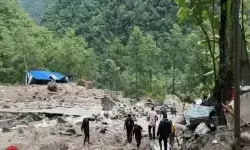 बारिश में लैंडस्लाइड- भरभराकर गिरे पांच घर एवं होटल- कई लोगों के... बारिश में लैंडस्लाइड- भरभराकर गिरे पांच घर एवं होटल- कई लोगों के...