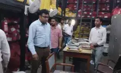 औचक निरीक्षण में डीएम ने राजस्व अभिलेखागार में पकड़ा बाहरी व्यक्ति औचक निरीक्षण में डीएम ने राजस्व अभिलेखागार में पकड़ा बाहरी व्यक्ति