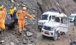 केदारनाथ नेशनल हाईवे पर लैंडस्लाइड- मलबा गिरने से उड़े गाडी के परखच्चे