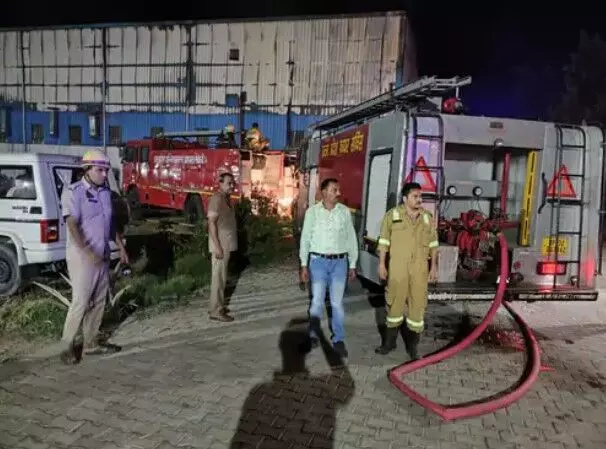 हैंडीक्राफ्ट फैक्ट्री में लगी आग- दमकल की 8 गाड़ियों ने घंटों बरसाया..