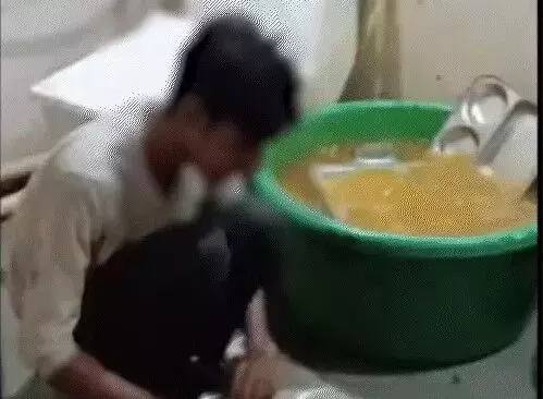 भूरा खान के बृजवासी रेस्टोरेंट के टॉयलेट में धोए जा रहे थे बर्तन और...