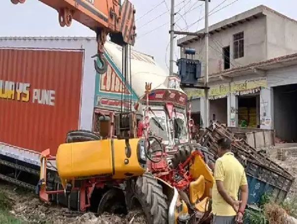 बकरों से लदा कैंटर डिवाइडर से टकराया- बाप बेटा समेत चार की मौत