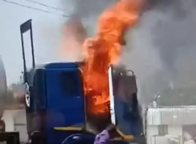 नेशनल हाईवे पर गैस कैप्सूल के केबिन में लगी भयंकर आग- ग्रामीणों में...
