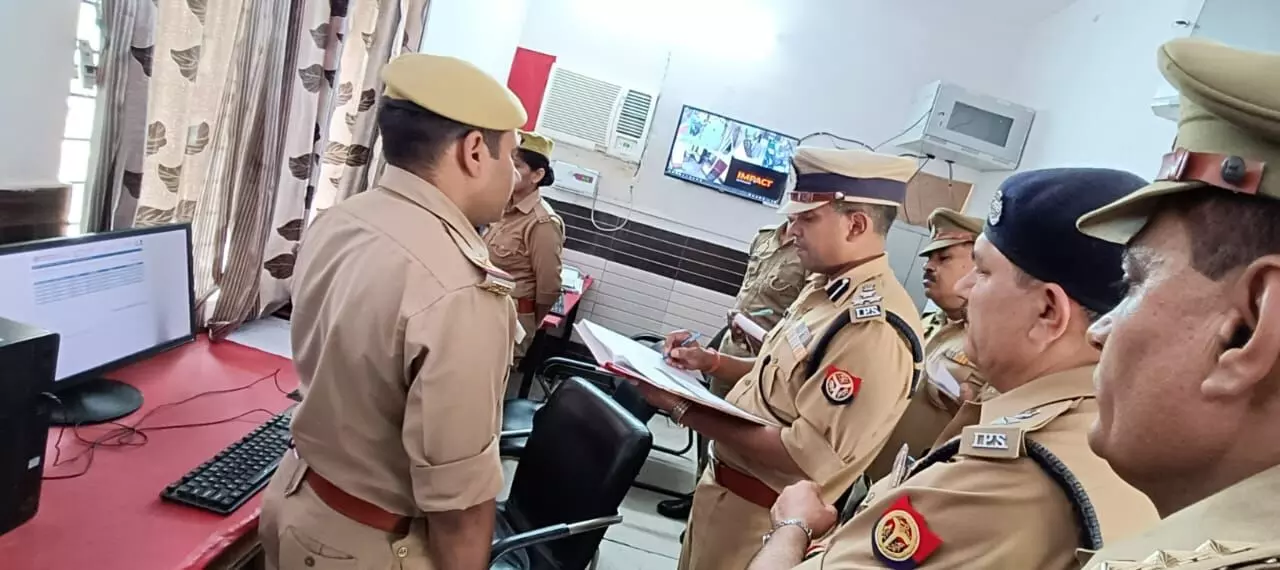 DIG को थाने पर मिली खामियां- प्रहरीयों को दिए लाठी व अंगवस्त्र