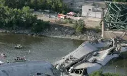 पुल ढहने से सात लोगों की हुई मौत, दर्जनों से ज्यादा लोग हुए घायल पुल ढहने से सात लोगों की हुई मौत, दर्जनों से ज्यादा लोग हुए घायल