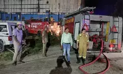 हैंडीक्राफ्ट फैक्ट्री में लगी आग- दमकल की 8 गाड़ियों ने घंटों बरसाया.. हैंडीक्राफ्ट फैक्ट्री में लगी आग- दमकल की 8 गाड़ियों ने घंटों बरसाया..