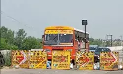 35 यात्रियों की जान जोखिम में डाली- ड्राइवर कंडक्टर ने रोडवेज बस..... 35 यात्रियों की जान जोखिम में डाली- ड्राइवर कंडक्टर ने रोडवेज बस.....