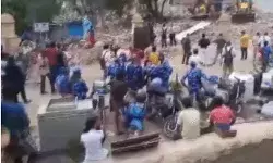 पानी के बहाव को प्रभावित कर रही मद्रासी कैंप झुग्गियों पर चला बुलडोजर पानी के बहाव को प्रभावित कर रही मद्रासी कैंप झुग्गियों पर चला बुलडोजर