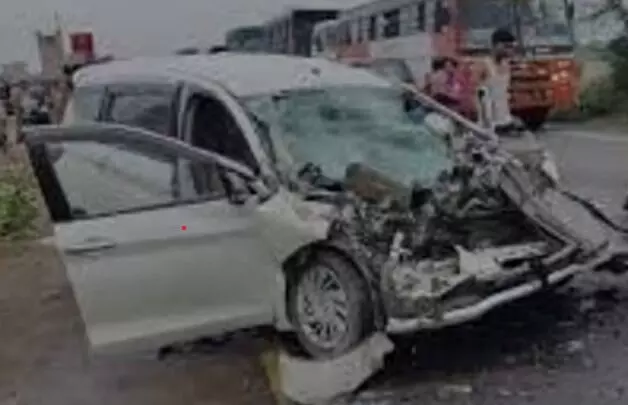 ट्रक से टकराई अर्टिगा के उड़े परखच्चे- ढाबे के पास मची चीख पुकार