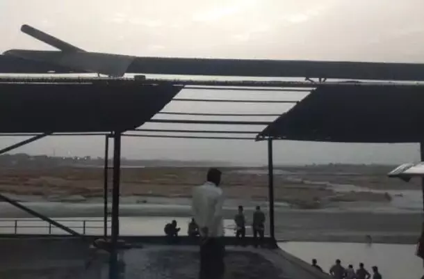 तेज आंधी में पूरा मोक्ष धाम का टीन शेड- अंतिम संस्कार में अब हो रही... तेज आंधी में पूरा मोक्ष धाम का टीन शेड- अंतिम संस्कार में अब हो रही...