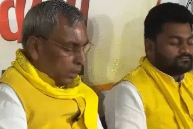 बोले राजभर- मैं सजायाफ्ता विधायक अब्बास के साथ खड़ा हूं बोले राजभर- मैं सजायाफ्ता विधायक अब्बास के साथ खड़ा हूं