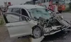 ट्रक से टकराई अर्टिगा के उड़े परखच्चे- ढाबे के पास मची चीख पुकार ट्रक से टकराई अर्टिगा के उड़े परखच्चे- ढाबे के पास मची चीख पुकार