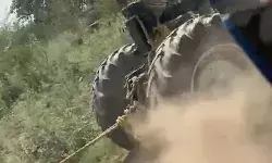 गांव में निशुल्क सर्कस- स्टंट में एक पहिए पर दौड़ाएं जा रहे ट्रैक्टर गांव में निशुल्क सर्कस- स्टंट में एक पहिए पर दौड़ाएं जा रहे ट्रैक्टर