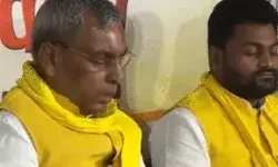 बोले राजभर- मैं सजायाफ्ता विधायक अब्बास के साथ खड़ा हूं बोले राजभर- मैं सजायाफ्ता विधायक अब्बास के साथ खड़ा हूं