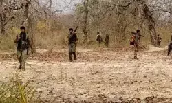 सुरक्षाबलों की गोलियों की दहशत- महिला समेत 16 नक्सलियों का सरेंडर