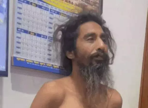गुरु अर्जन निवास सराय के बाहर गुटका साहिब की बेअदबी-फाडने वाले.. गुरु अर्जन निवास सराय के बाहर गुटका साहिब की बेअदबी-फाडने वाले..