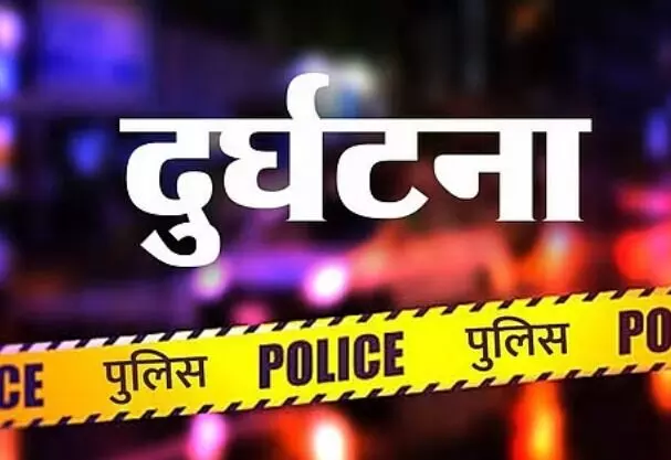 सीमेंट से भरा ट्रक कार पर पलटा- आधा दर्जन से अधिक घरों में पसरा मातम सीमेंट से भरा ट्रक कार पर पलटा- आधा दर्जन से अधिक घरों में पसरा मातम