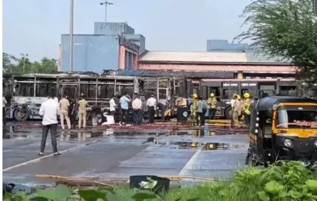 बस डिपो में लगी आग से मचा हड़कंप- डिपो में खड़ी कम से कम 3 बसें खाक बस डिपो में लगी आग से मचा हड़कंप- डिपो में खड़ी कम से कम 3 बसें खाक
