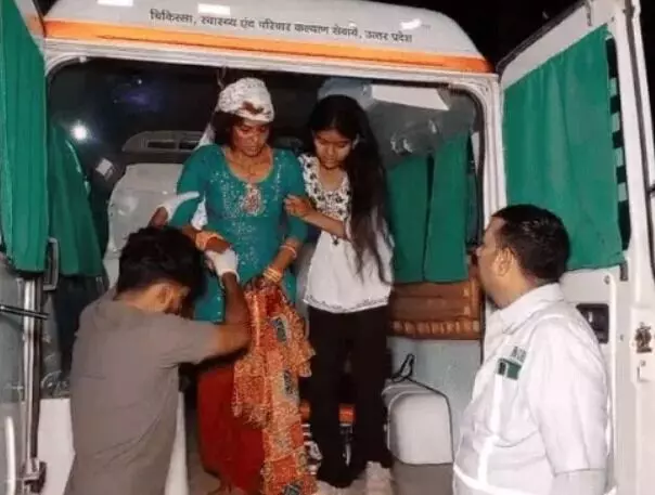 ट्रक की टक्कर से बेकाबू कार सड़क पर पलटी- शादी समारोह से लौट रहे..... ट्रक की टक्कर से बेकाबू कार सड़क पर पलटी- शादी समारोह से लौट रहे.....
