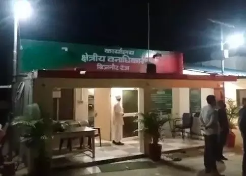 इंदिरा पार्क को बनाया बियर बार-2 युवकों के साथ बियर पी रही लड़की पकड़ी इंदिरा पार्क को बनाया बियर बार-2 युवकों के साथ बियर पी रही लड़की पकड़ी