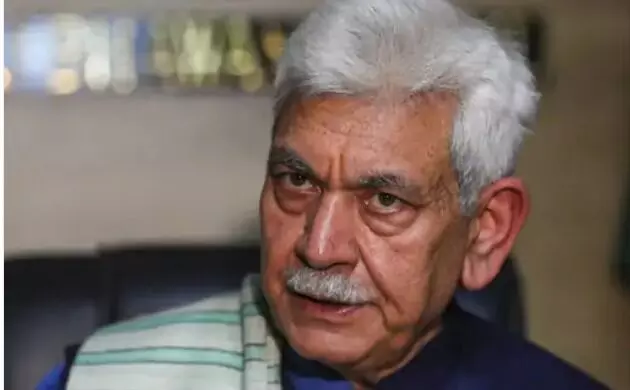 आतंकियों के मददगार तीन सरकारी कर्मचारी बर्खास्त- करते थे राशन हथियार.. आतंकियों के मददगार तीन सरकारी कर्मचारी बर्खास्त- करते थे राशन हथियार..