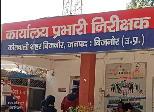 स्टंटबाजो का साहस- धक्का मुक्की कर पुलिस से बाइक छीन कर ले गए युवक स्टंटबाजो का साहस- धक्का मुक्की कर पुलिस से बाइक छीन कर ले गए युवक