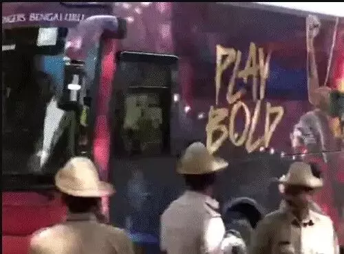 बेंगलुरु पहुंची आरसीबी टीम का एयरपोर्ट पर स्वागत- CM से मिलेगी टीम बेंगलुरु पहुंची आरसीबी टीम का एयरपोर्ट पर स्वागत- CM से मिलेगी टीम