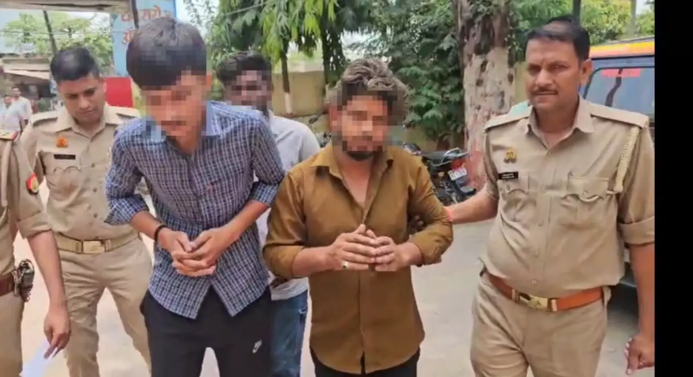रफ्तार के साथ बाइक दौड़ाकर लोगों पर बैल्ट से वार करने वाले गिरफ्तार रफ्तार के साथ बाइक दौड़ाकर लोगों पर बैल्ट से वार करने वाले गिरफ्तार