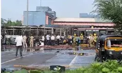 बस डिपो में लगी आग से मचा हड़कंप- डिपो में खड़ी कम से कम 3 बसें खाक बस डिपो में लगी आग से मचा हड़कंप- डिपो में खड़ी कम से कम 3 बसें खाक