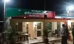 इंदिरा पार्क को बनाया बियर बार-2 युवकों के साथ बियर पी रही लड़की पकड़ी इंदिरा पार्क को बनाया बियर बार-2 युवकों के साथ बियर पी रही लड़की पकड़ी