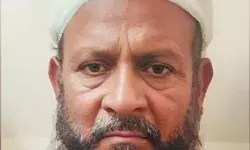 चॉकलेट का लालच देकर मस्जिद में बुलाई बच्ची से मौलवी के बाप ने शांत... चॉकलेट का लालच देकर मस्जिद में बुलाई बच्ची से मौलवी के बाप ने शांत...