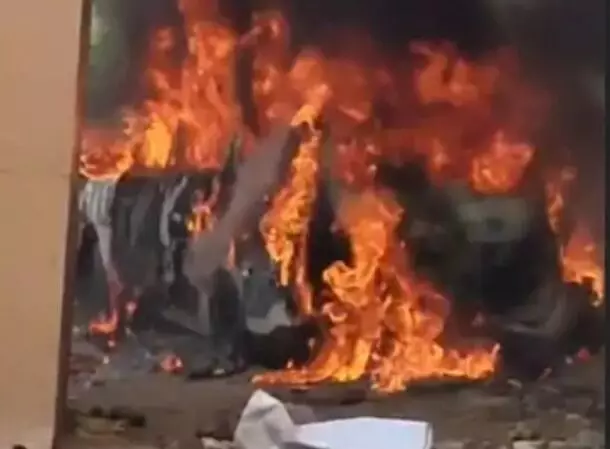 खाली प्लाट में खड़ी कार में लगी आग- जांच में जुटी पुलिस खाली प्लाट में खड़ी कार में लगी आग- जांच में जुटी पुलिस