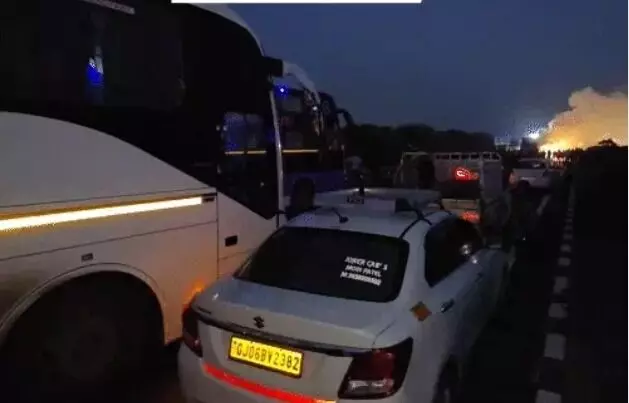 एक्सप्रेस वे पर टक्कर के बाद दो ट्रकों में लगी आग- एक ड्राइवर झुलसा एक्सप्रेस वे पर टक्कर के बाद दो ट्रकों में लगी आग- एक ड्राइवर झुलसा