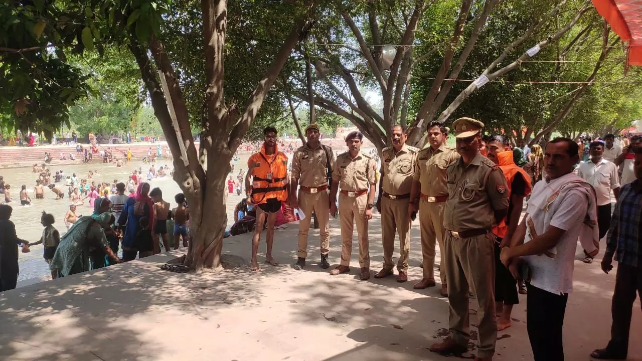 लाखों श्रद्धालुओं ने किया स्नान- पुलिस ने दो की बचाई जान- कराया सकुशल संपन्न लाखों श्रद्धालुओं ने किया स्नान- पुलिस ने दो की बचाई जान- कराया सकुशल संपन्न