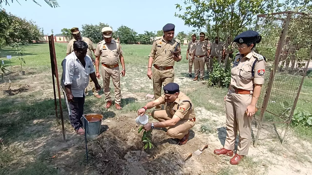 एक पेड़ मां के नाम- एसपी ने वृक्षारोपण कर समझाया वृक्ष का महत्व एक पेड़ मां के नाम- एसपी ने वृक्षारोपण कर समझाया वृक्ष का महत्व