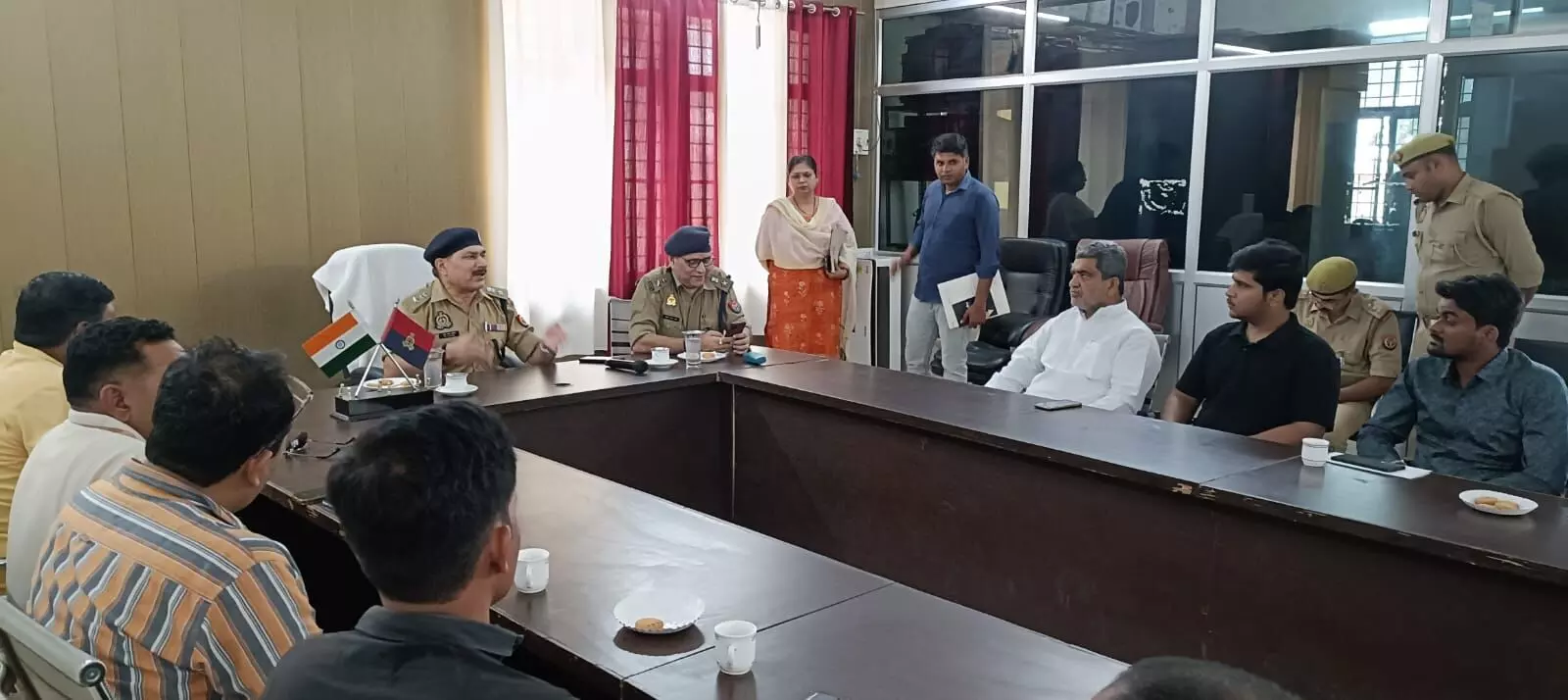 कप्तान ने की पेट्रोल पंप संचालकों से मीटिंग- इन चीजों के लिए दिए निर्देश कप्तान ने की पेट्रोल पंप संचालकों से मीटिंग- इन चीजों के लिए दिए निर्देश