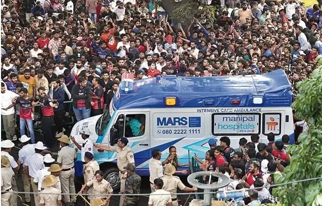 बेंगलुरु भगदड़ कांड- एयरपोर्ट जाता के RCB अफसर गिरफ्तार- तीन अन्य.. बेंगलुरु भगदड़ कांड- एयरपोर्ट जाता के RCB अफसर गिरफ्तार- तीन अन्य..