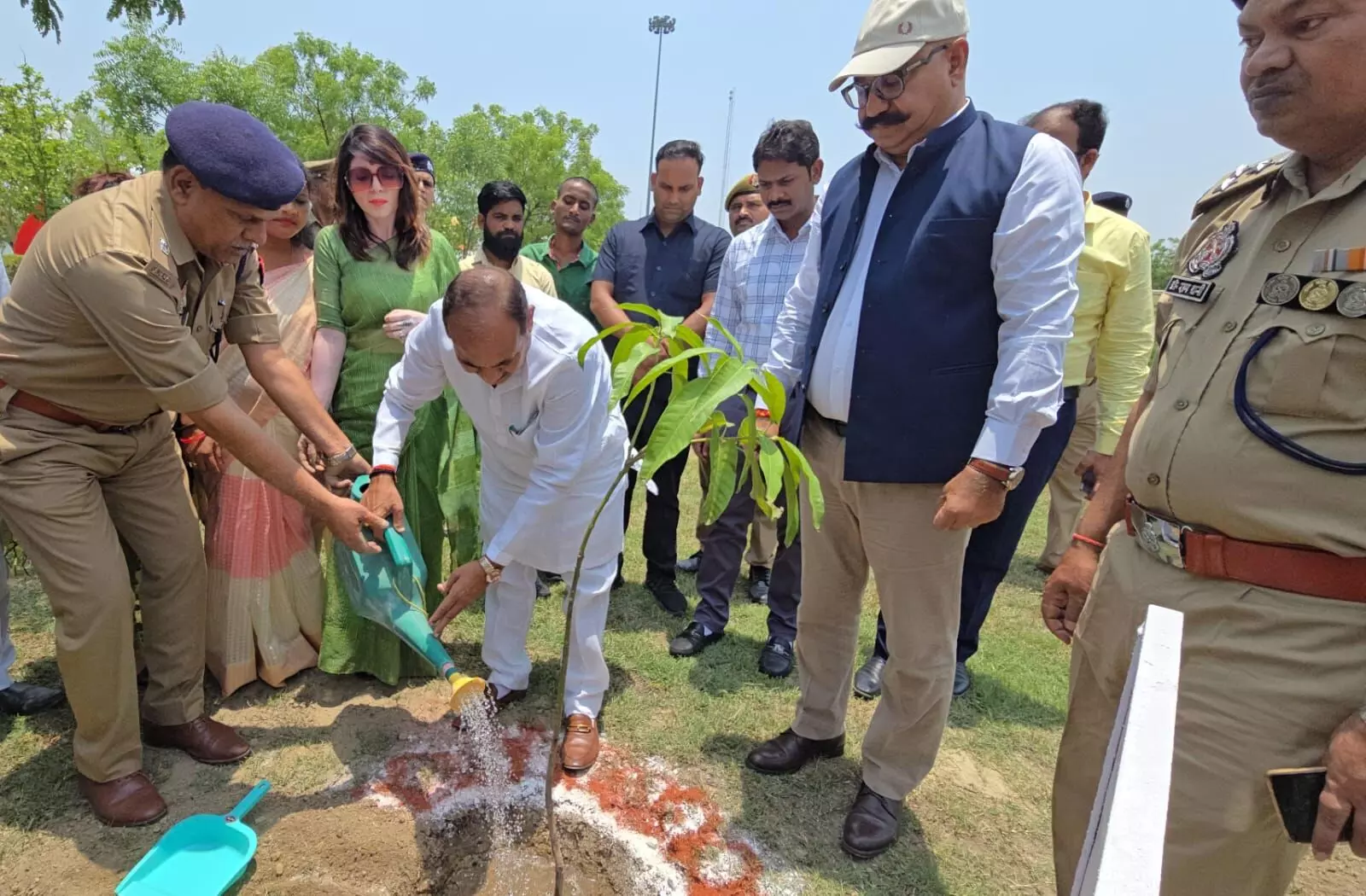 पौधा लगाकर बोले मंत्री- बंदियों को जेल में मिले साफ हवा और उत्तम.... पौधा लगाकर बोले मंत्री- बंदियों को जेल में मिले साफ हवा और उत्तम....
