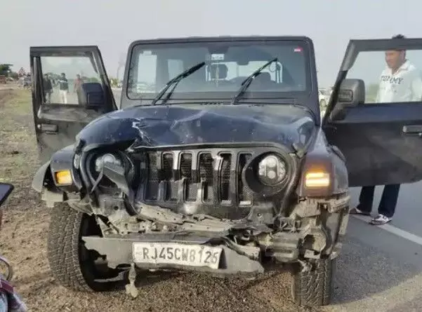 थार की टक्कर से हवा में उड़ा बाइक सवार हाईवे के दूसरी तरफ गिरा थार की टक्कर से हवा में उड़ा बाइक सवार हाईवे के दूसरी तरफ गिरा