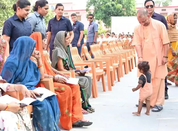 जनता दर्शन में सीएम ने अफसर को सुनाई खरी खरी- बोले योगी गरीबों को.. जनता दर्शन में सीएम ने अफसर को सुनाई खरी खरी- बोले योगी गरीबों को..