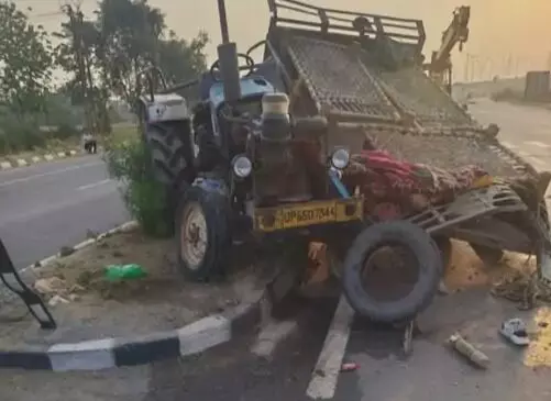 हाईवे पर खड़ी ट्रैक्टर ट्राली के ट्रक ने उड़ाए परखच्चे-2 की मौत,4 नाजुक हाईवे पर खड़ी ट्रैक्टर ट्राली के ट्रक ने उड़ाए परखच्चे-2 की मौत,4 नाजुक
