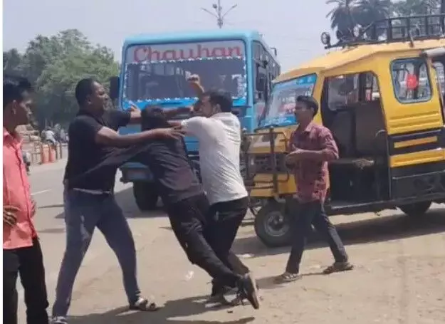 सवारी के लिए जूतमपैजार- ऑटो चालकों में चली चप्पलें एवं थप्पड सवारी के लिए जूतमपैजार- ऑटो चालकों में चली चप्पलें एवं थप्पड