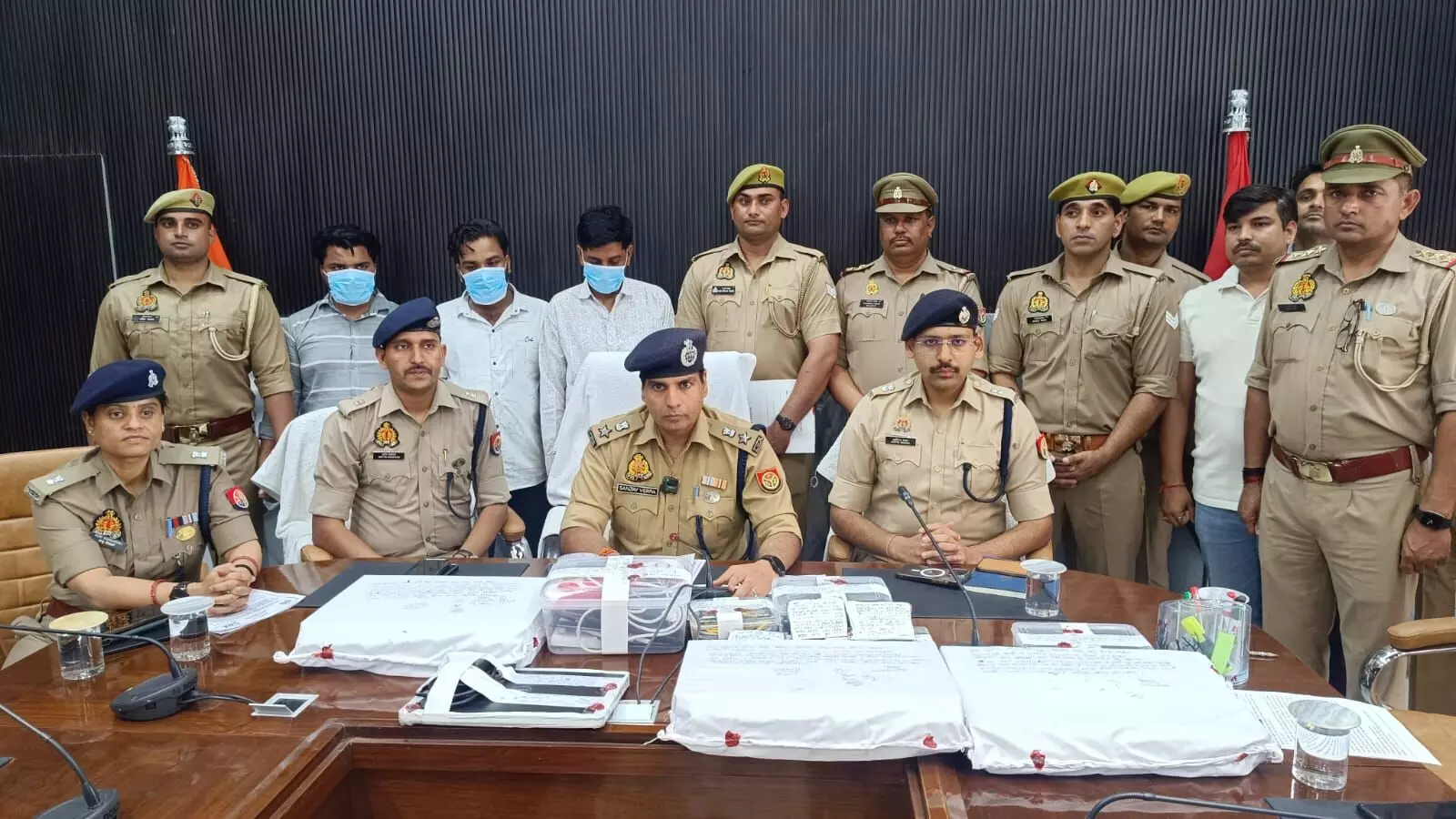 अवैध टेलीफोन एक्सचेंज का भंडाफोड़- तीन गिरफ्तार- उपकरण भी बरामद अवैध टेलीफोन एक्सचेंज का भंडाफोड़- तीन गिरफ्तार- उपकरण भी बरामद