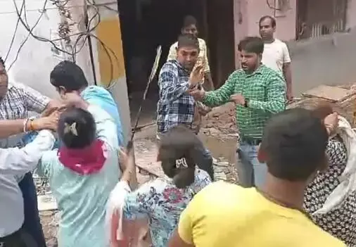 अवैध कनेक्शन काटने गए बिजली कर्मियों पर हमला- किसी तरह बचाई.. अवैध कनेक्शन काटने गए बिजली कर्मियों पर हमला- किसी तरह बचाई..