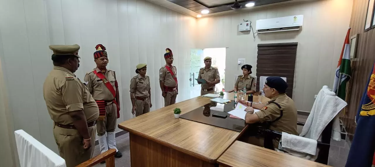 कप्तान ने परेड के दौरान लाइन का किया निरीक्षण- लिया व्यवस्थाओं का जायजा कप्तान ने परेड के दौरान लाइन का किया निरीक्षण- लिया व्यवस्थाओं का जायजा
