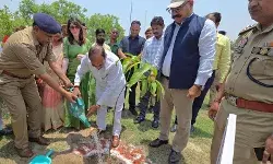 पौधा लगाकर बोले मंत्री- बंदियों को जेल में मिले साफ हवा और उत्तम.... पौधा लगाकर बोले मंत्री- बंदियों को जेल में मिले साफ हवा और उत्तम....