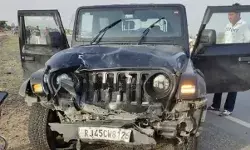 थार की टक्कर से हवा में उड़ा बाइक सवार हाईवे के दूसरी तरफ गिरा थार की टक्कर से हवा में उड़ा बाइक सवार हाईवे के दूसरी तरफ गिरा