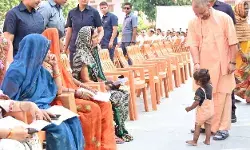 जनता दर्शन में सीएम ने अफसर को सुनाई खरी खरी- बोले योगी गरीबों को..