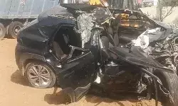 दिल्ली हाईवे पर हादसा- खड़े ट्रेलर में घुसी तेज रफ्तार कार- क्रेन से..