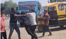 सवारी के लिए जूतमपैजार- ऑटो चालकों में चली चप्पलें एवं थप्पड सवारी के लिए जूतमपैजार- ऑटो चालकों में चली चप्पलें एवं थप्पड